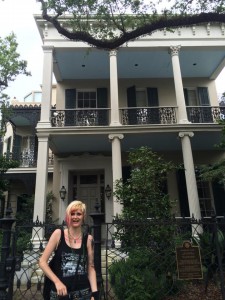 morgane devant la maison d'Anne Rice photo Antoine Téchenet